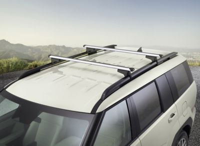 The roof of the Hyundai SANTA FE seen from above, with two aluminium cross bars.