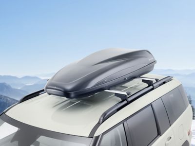 The Roof box 390 set on the cross bars on the roof of the Hyundai SANTA FE.