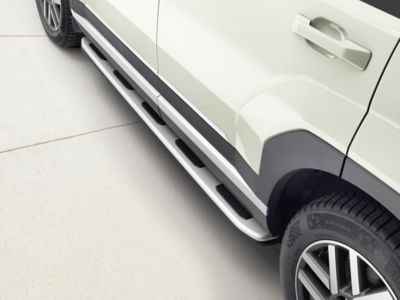 Sporty aluminium side steps on the skirt of the Hyundai SANTA FE.