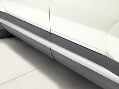 Stylish strip in satin chrome look on the side panel of the Hyundai SANTA FE.