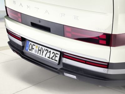 Stylish strip in satin chrome look on the bumper of the Hyundai SANTA FE.