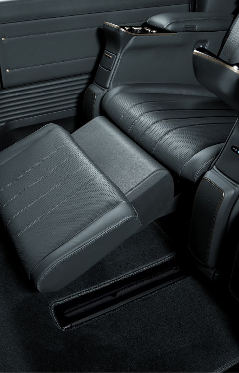 Hyundai STARIA Electric VIP reclining seat feature.