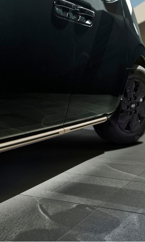 Hyundai STARIA Electric VIP wheel and side detail close-up.