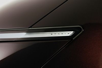 Close-up van de futuristische look van de STARIA badge op het exterieur van de STARIA Electric.