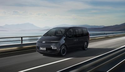 STARIA Electric kjørende på en motorvei. foto.