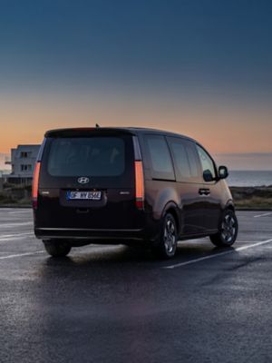 Driekwart achterzijde Hyundai STARIA Electric Passenger.