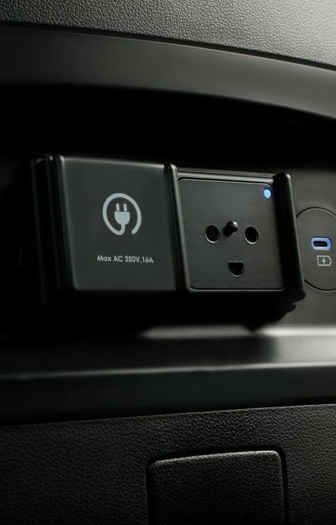 Porte di ricarica USB-C nella zona posteriore della STARIA Electric per ricaricare comodamente i dispositivi.