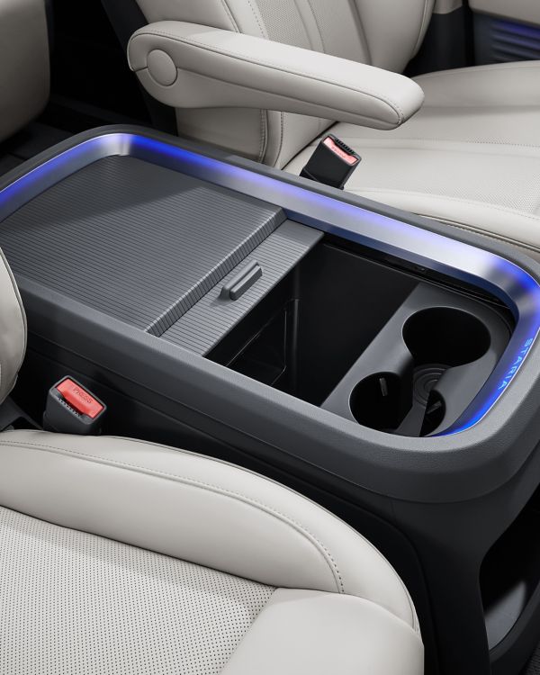 Stauraum in der Mittelkonsole des Hyundai STARIA Elektro