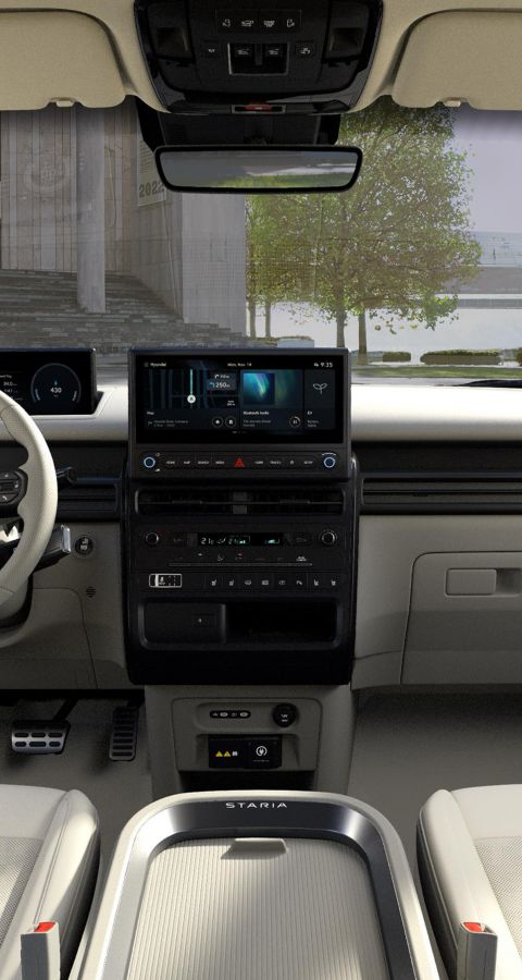 Hyundai STARIA Electric Luxury Innenraum mit digitalem Cockpit, grossem Touchscreen-Display und einem geräumigen Kabinendesign.