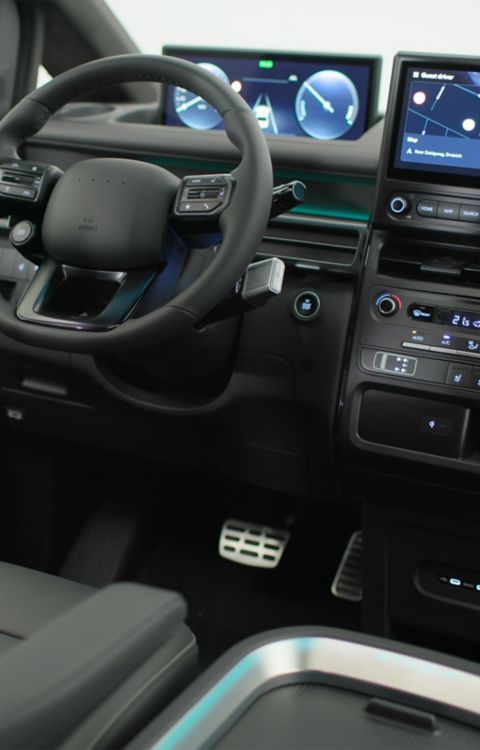 Cruscotto orientato al conducente della STARIA Electric con display digitali e comandi intuitivi.