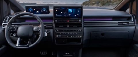 Infotainmentsystemets berøringsskjerm som viser underholdnings- og innstillingsmeny i Hyundai STARIA Electric. Foto.