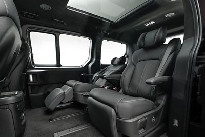Interieur Hyundai STARIA Electric Passenger, met zicht op de tweede zitrij.