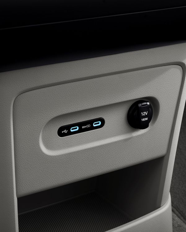 USB-C-Ladeanschlüsse im Hyundai STARIA Elektro