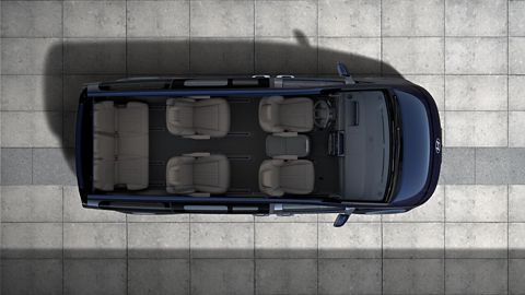 Draufsicht auf den Hyundai STARIA Electric mit 7-Sitzer-Konfiguration und grosszügigem Innenraum.