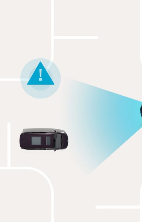 Forward Collision-Avoidance Assist: Hyundai STARIA Electric warns of a potential collision at an intersection and initiates avoidance support.
