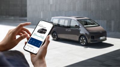 Aplikace myHyundai zobrazující dálkové ovládání vozidla a stav baterie.