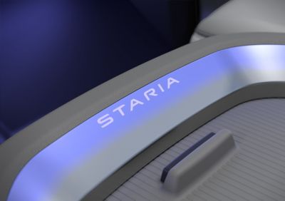 Le logo Hyundai STARIA dans la console centrale.