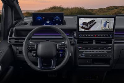 Hyundai STARIA Electric műszerfala a dupla képernyővel és a kormánykerékkel.