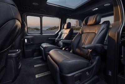 Hyundai STARIA Electric második sori kartámaszos bőrülései, háttérben a táj.