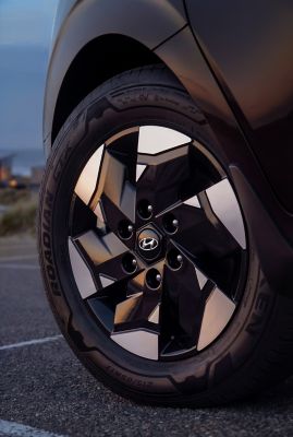 Hyundai STARIA Electric könnyűfém keréktárcsája geometrikus formai részletekkel, közeli felvételen.