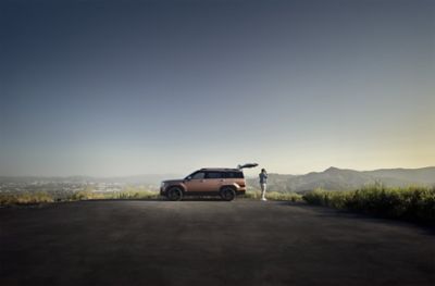 Hyundai SANTA FE z otwartym bagażnikiem, widziany z oddali.