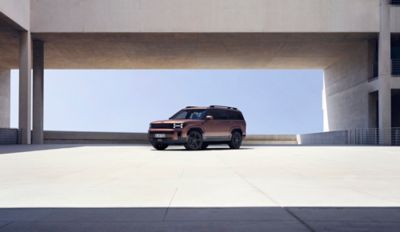 Hyundai SANTA FE stationné dans un garage ouvert.