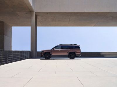  The Hyundai Santa Fe parked on an open roof. 