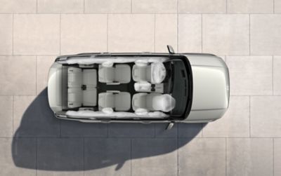 Opengewerkt bovenaanzicht Hyundai SANTA FE met positionering van de 10 airbags in het interieur.