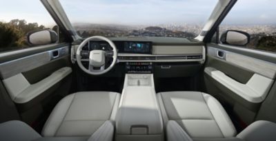 Ein dunkelgrauer Hyundai SANTA FE Hybrid beim schnellen Überholen. 