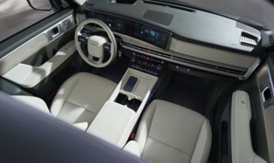Blick von oben in den vorderen Innenraum eines Hyundai SANTA FE. 