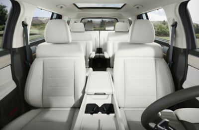 Innenansicht eines Hyundai SANTA FE mit hellen und luxuriösen Sitzpolstern