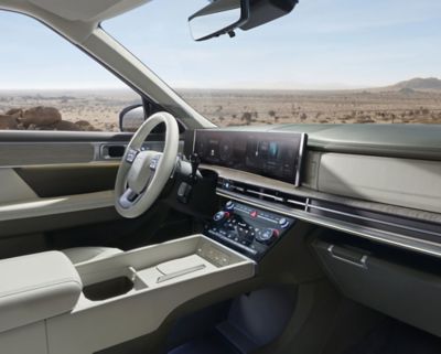 Kokpit modelu Hyundai Santa Fe s panoramatickým zakriveným displejom s dvomi 12,3-palcovými obrazovkami.