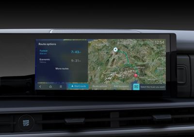 Stredová dotyková obrazovka v Hyundai Santa Fe s live službami zobrazenými na obrazovke.