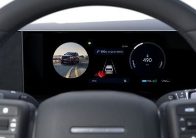The blind spot monitor in the digital cluster of the Hyundai Santa Fe. 