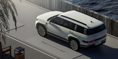 Hyundai SANTA FE di colore bianco vista dall'alto