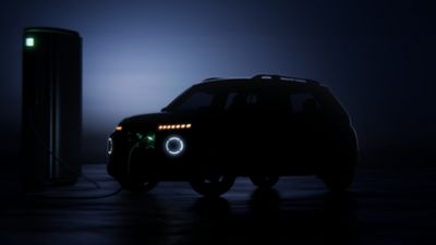 Hyundai INSTER in het donker aan een laadkabel