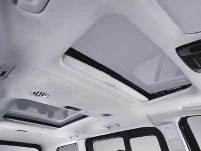  Le double toit ouvrant de la Hyundai STARIA Hybrid ajoute à son espace.