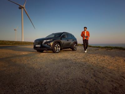 Hyundai TUCSON con ragazzo accanto