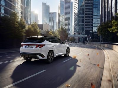 Hyundai TUCSON N Line při jízdě ve městě.