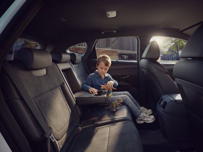 Dítě sedící na zadním sedadle modelu TUCSON N lLne.