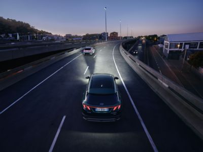 Hyundai TUCSON Plug-in Hybrid mentre percorre un ponte di sera