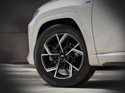 Front left wheel of a white Hyundai TUCSON N Line .