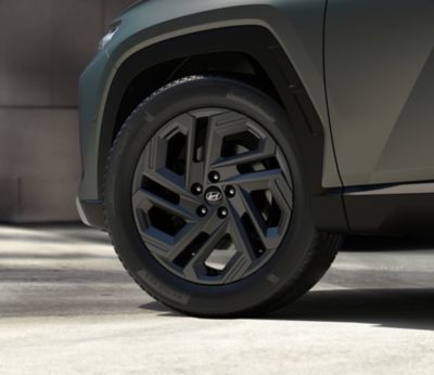 19” alloy wheels with Satin Dark Grey finish on the TUCSON 20th Anniversary Edition. 