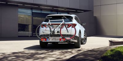 Accessoire Hyundai porte-vélo avec vélo à l'arrière du SUV TUCSON.