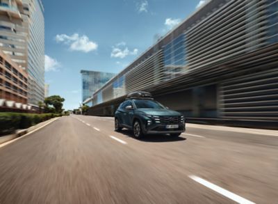 Une Hyundai TUCSON Plug-in Hybrid avec un porte-bagages monté sur le toit.