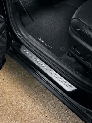  RVS instapbeschermers, Hyundai Origineel accessoire op het deurframe van de Hyundai TUCSON SUV.