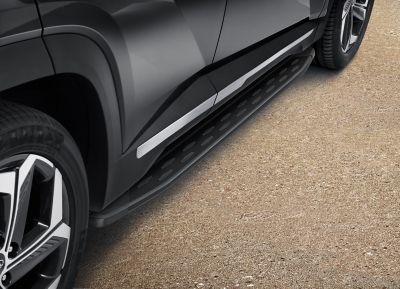 Zwarte sidesteps, Hyundai Origineel accessoire aan de zijkant van de Hyundai TUCSON SUV.