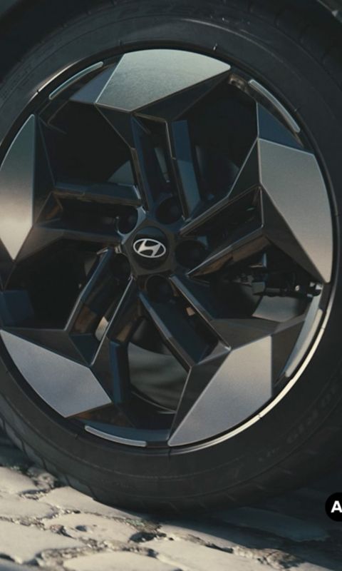 Une vue rapprochée de la jante en alliage du Hyundai TUCSON.