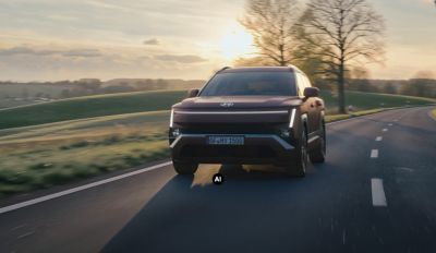 Hyundai TUCSON roulant le long d'une route avec le soleil se couchant en arrière-plan.