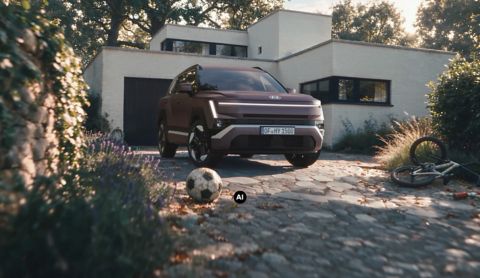 Hyundai TUCSON garé dans une allée avec une maison résidentielle en arrière-plan.